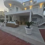 Bianca Con Accesso Diretto Villa